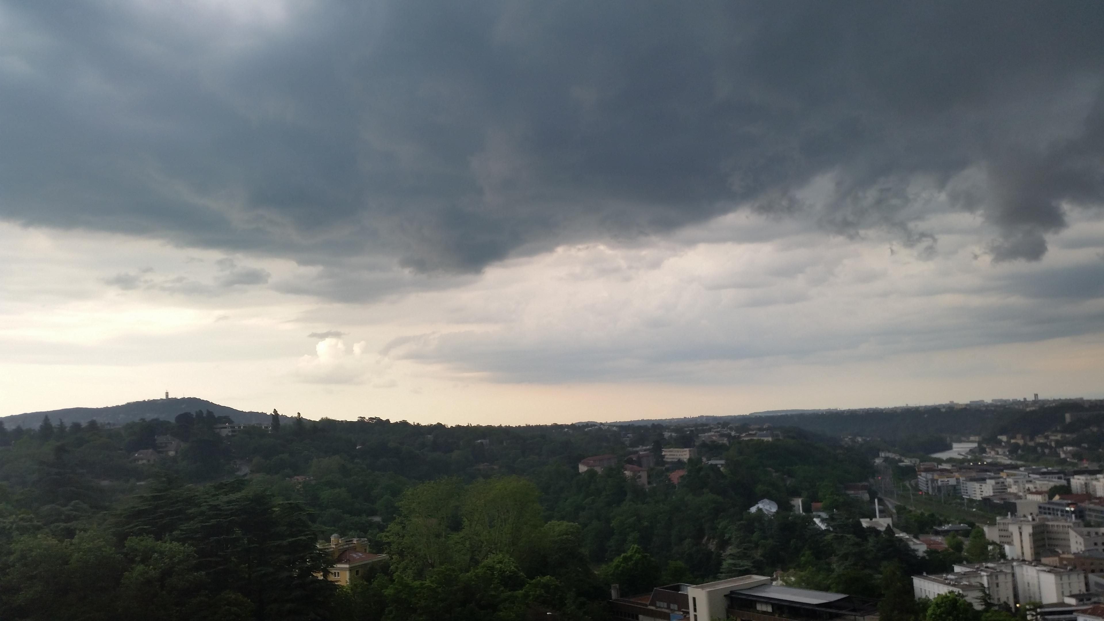 L'orage arrive sur Lyon 03-06-2023 20h05